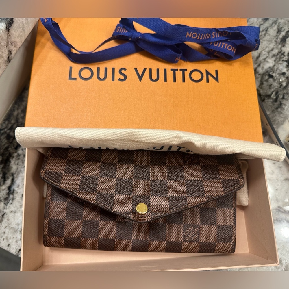 Louis Vuitton Brown Wallets in Iconic Damier Pattern - Picture 2 of 12